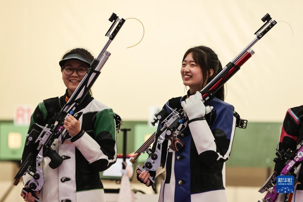2023年9月24日，在杭州亞運會射擊項目女子10米氣步槍個人決賽中，中國選手黃雨婷以252.7環(huán)的成績獲得冠軍，韓佳予獲得亞軍，印度選手拉米塔獲得季軍。圖為黃雨婷（右）、韓佳予在比賽后。新華社記者 單宇琦 攝