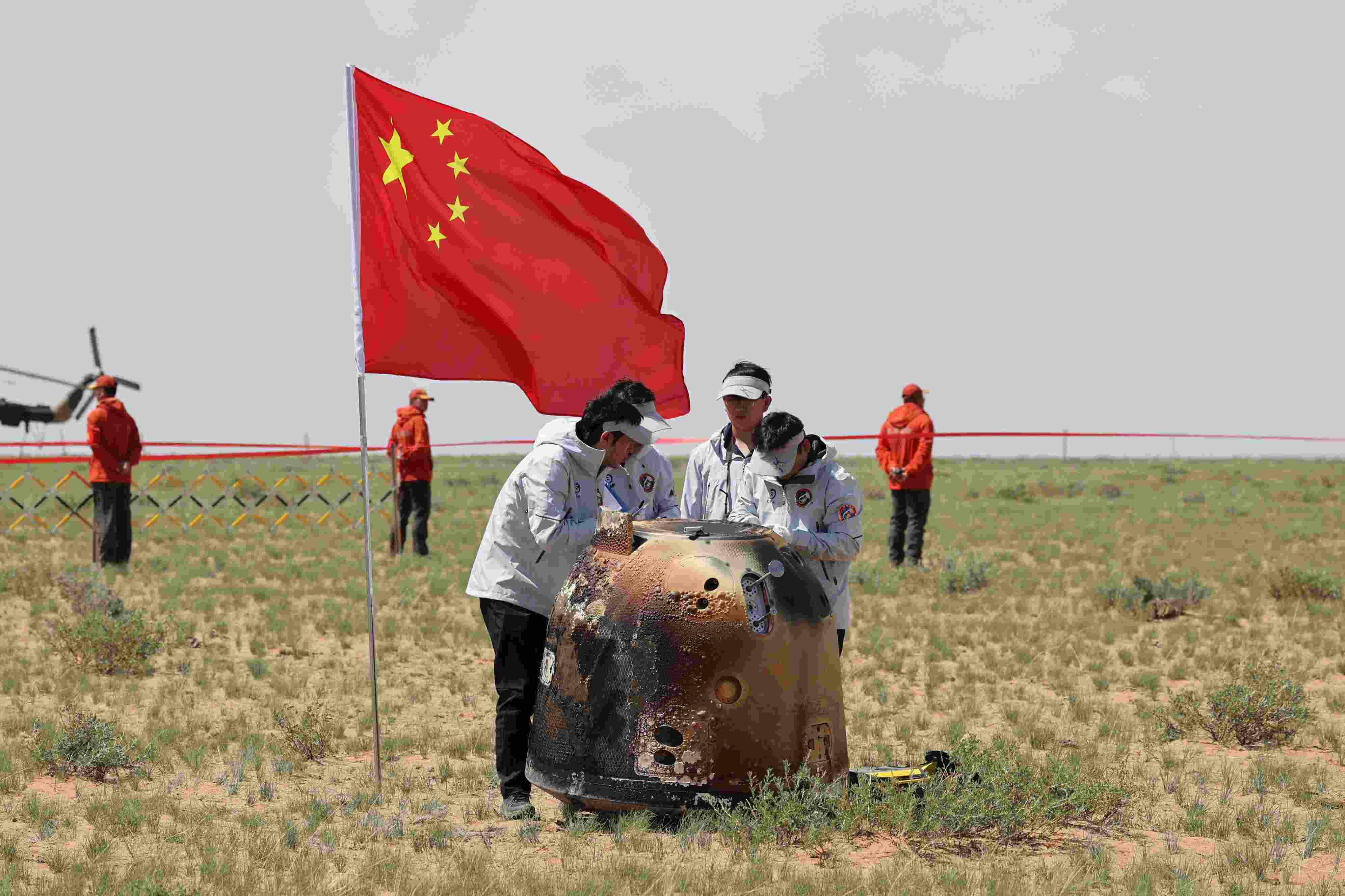 2024年6月25日拍攝的嫦娥六號返回器回收現(xiàn)場。