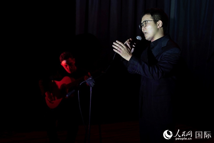 歌曲表演。馬丁·薩巴拉攝