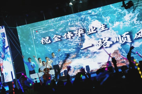 歌曲《祝你一路順風(fēng)》演出現(xiàn)場。供圖：日照職業(yè)技術(shù)學(xué)院
