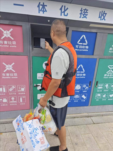 張琪在水上服務(wù)區(qū)處理生活垃圾。人民網(wǎng)記者 黃鈺攝