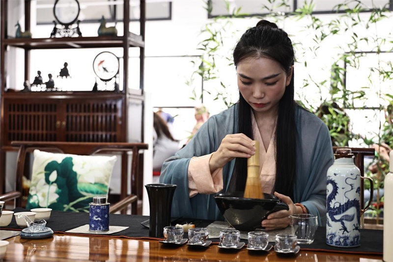 茶藝師現(xiàn)場展示宋式點茶。拉巴特中國文化中心供圖