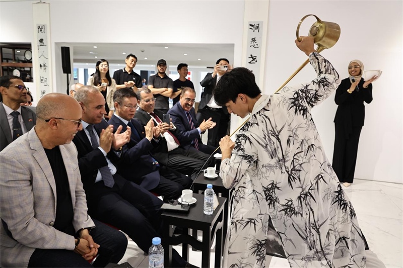 長嘴壺斟茶。拉巴特中國文化中心供圖