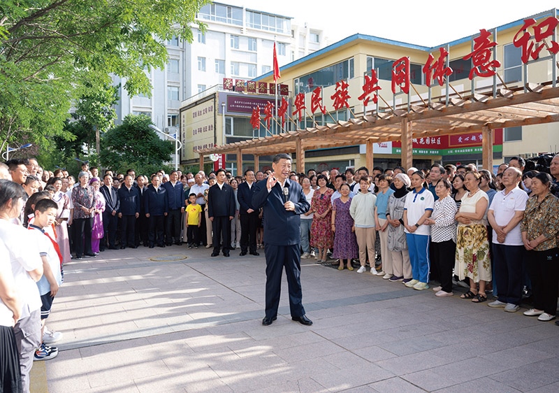 2024年6月19日至20日，中共中央總書記、國家主席、中央軍委主席習(xí)近平在寧夏考察。這是19日下午，習(xí)近平在銀川市金鳳區(qū)長城花園社區(qū)考察時，同社區(qū)居民親切交流。 新華社記者 謝環(huán)馳/攝