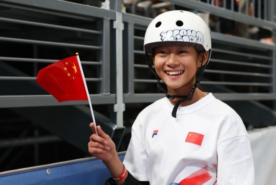 5月16日，巴黎奧運會資格系列賽上海站滑板女子碗池預賽在上海舉行。圖為鄭好好在比賽后慶祝，她在預賽中最佳成績?yōu)?1.73分。新華社記者 王楷焱 攝
