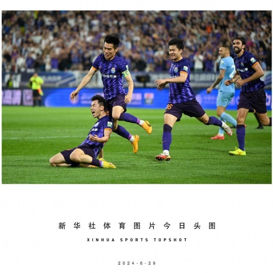  6月29日，天津津門虎隊(duì)球員劉俊賢（左一）在比賽中進(jìn)球后慶祝。新華社記者 孫凡越 攝