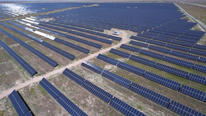 這是2023年5月4日在哈薩克斯坦阿拉木圖州拍攝的卡普恰蓋100兆瓦光伏電站的太陽(yáng)能電池板（無(wú)人機(jī)照片）。新華社發(fā)（奧斯帕諾夫攝）