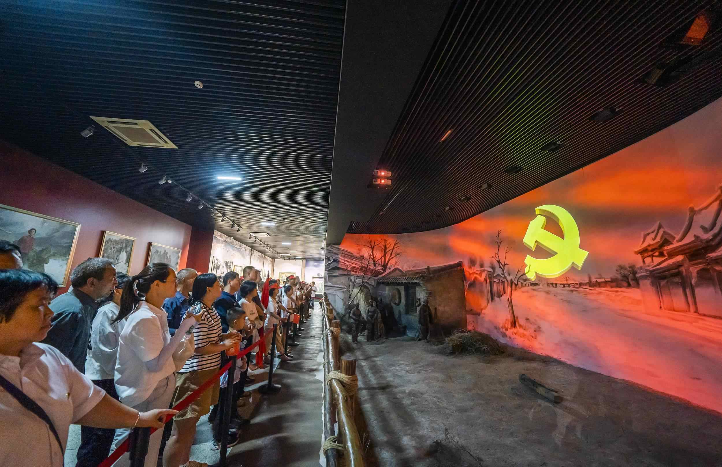 山西呂梁，游客正在文水縣劉胡蘭紀念館參觀。（圖片來源：視覺中國）
