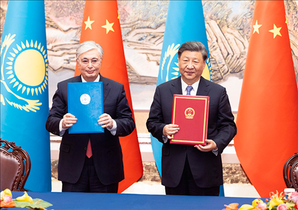 2023年5月17日下午，國家主席習(xí)近平在西安同來華出席中國—中亞峰會并進(jìn)行國事訪問的哈薩克斯坦總統(tǒng)托卡耶夫會談。會談后，兩國元首簽署了《中華人民共和國和哈薩克斯坦共和國聯(lián)合聲明》，共同見證簽署經(jīng)貿(mào)、能源、交通、農(nóng)業(yè)、互聯(lián)互通、人文、地方等領(lǐng)域多項雙邊合作文件。新華社記者 黃敬文 攝