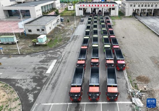 7月2日，車輛在巴克圖口岸辦理通關(guān)手續(xù)（無人機照片）。新華社發(fā)（馬丁 攝）