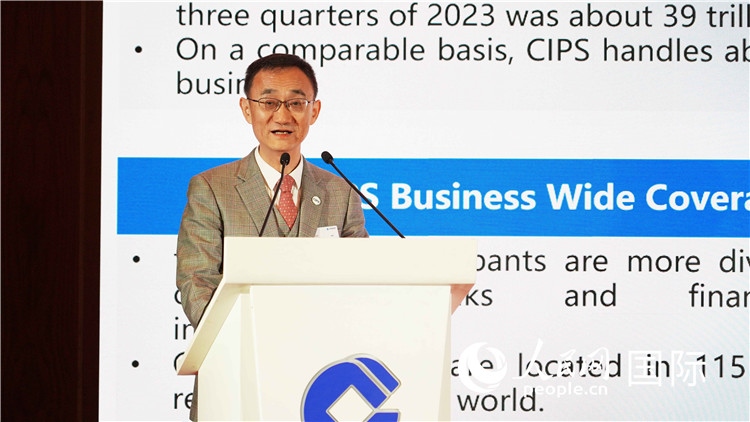 跨境銀行間支付清算有限責(zé)任公司總裁許再越發(fā)言。 人民網(wǎng) 張茜 攝