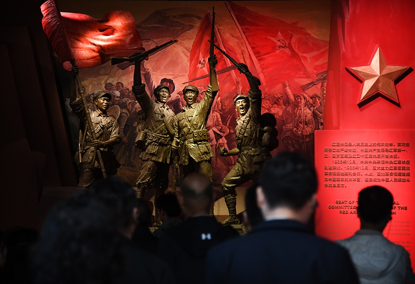 圖為2024年5月9日，游客在延安革命紀(jì)念館參觀。 新華社記者 張博文 攝