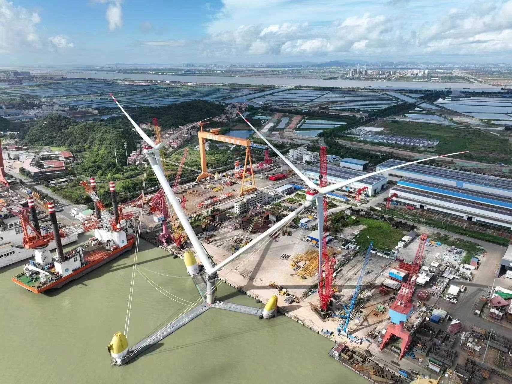 全球單體容量最大漂浮式風(fēng)電平臺吊裝完成。受訪方供圖