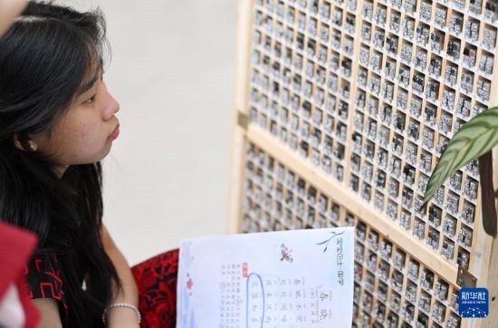 7月3日，外國學(xué)生在了解中國的活字印刷。新華社記者 李然 攝