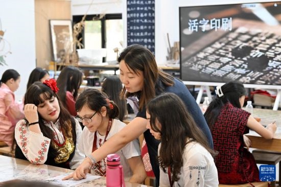 7月3日，外國學(xué)生在了解中國文化。新華社記者 李然 攝