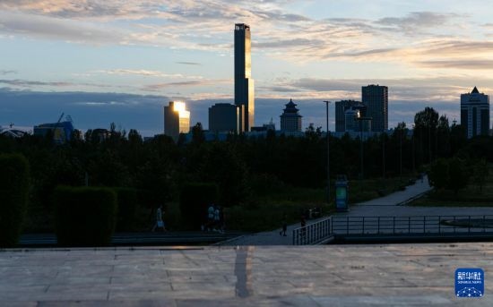 這是7月2日拍攝的哈薩克斯坦首都阿斯塔納市中心的建筑群。新華社記者 白雪騏 攝