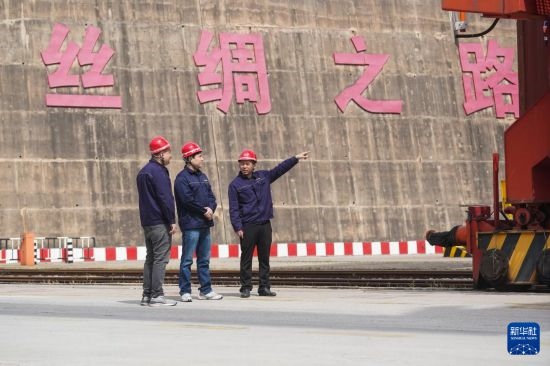中哈兩國(guó)工作人員在中哈連云港物流合作基地交流（2023年5月10日攝）。新華社記者 季春鵬 攝