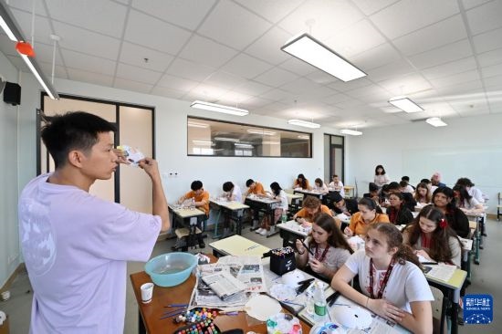 7月3日，外國學(xué)生在學(xué)習(xí)繪制京劇臉譜。新華社記者 李然 攝