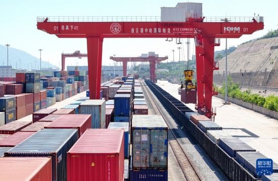 6月30日，在中哈連云港物流合作基地，大型機(jī)械在吊裝集裝箱（無人機(jī)照片）。新華社發(fā)（王健民 攝）