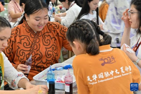 7月3日，外國學(xué)生在了解中國的染布技術(shù)。新華社記者 李然 攝