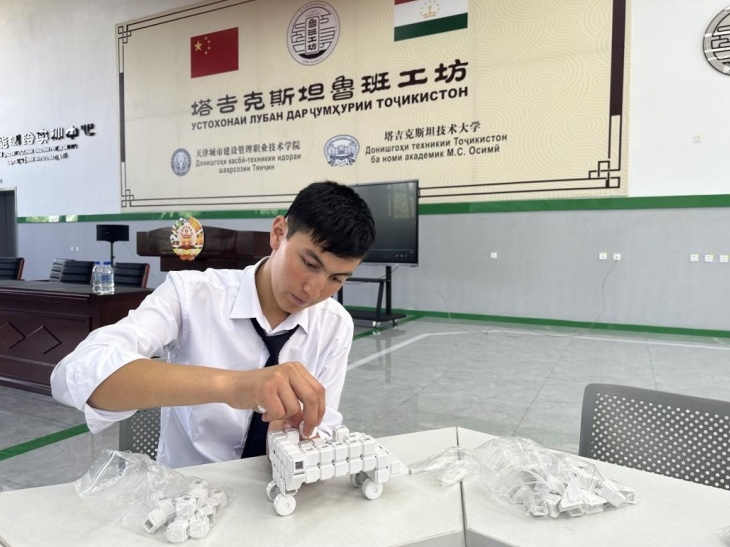 在塔吉克斯坦魯班工坊內(nèi)，學(xué)員正在操作能力源創(chuàng)新套件。本報(bào)記者 屈佩 攝