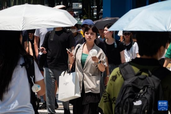 7月4日，人們在日本東京原宿的街道上行走。新華社記者 張笑宇 攝