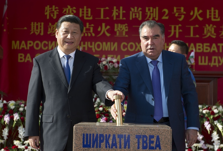 2014年9月13日，國(guó)家主席習(xí)近平和塔吉克斯坦總統(tǒng)拉赫蒙在杜尚別共同出席中塔兩國(guó)重大合作項(xiàng)目——杜尚別2號(hào)熱電廠一期工程竣工儀式、二期工程開(kāi)工儀式。這是習(xí)近平和拉赫蒙一同將裝有兩國(guó)元首簽名二期工程奠基紀(jì)念頁(yè)的金色金屬管放入水泥墩中。新華社記者 黃敬文 攝