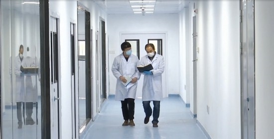 中國科學院贛江創(chuàng)新研究院科研人員在交流。（贛州市贛縣區(qū)融媒體中心供圖）