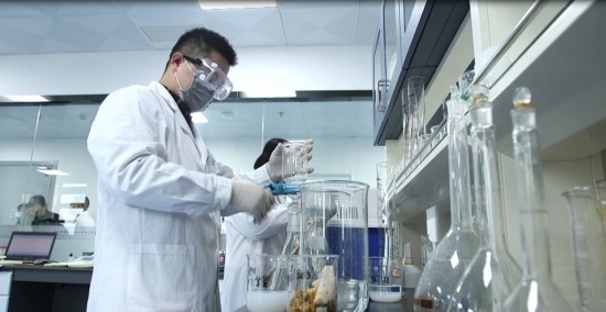 中國科學院贛江創(chuàng)新研究院科研人員在做實驗。