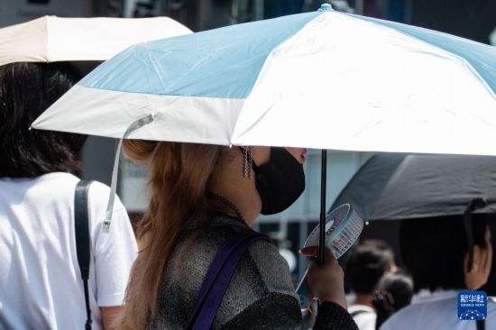 7月4日，人們在日本東京原宿的街道上等待紅綠燈。新華社記者 張笑宇 攝