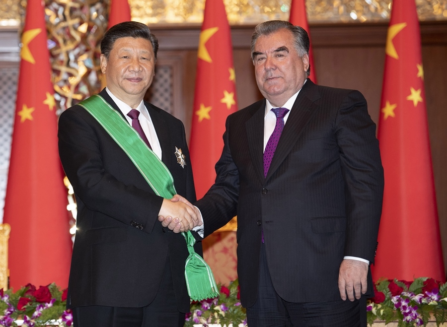 2019年6月15日，國(guó)家主席習(xí)近平在杜尚別出席儀式，接受塔吉克斯坦總統(tǒng)拉赫蒙授予“王冠勛章”。新華社記者 沙達(dá)提 攝