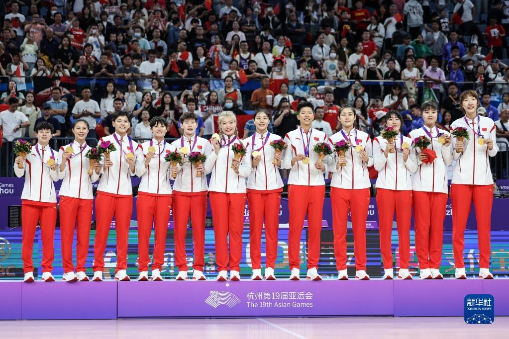 2023年10月5日，在杭州亞運(yùn)會(huì)籃球項(xiàng)目女子決賽中，中國(guó)隊(duì)以74比72戰(zhàn)勝日本隊(duì)，奪得冠軍。圖為中國(guó)隊(duì)球員在頒獎(jiǎng)儀式上。新華社記者 潘昱龍 攝