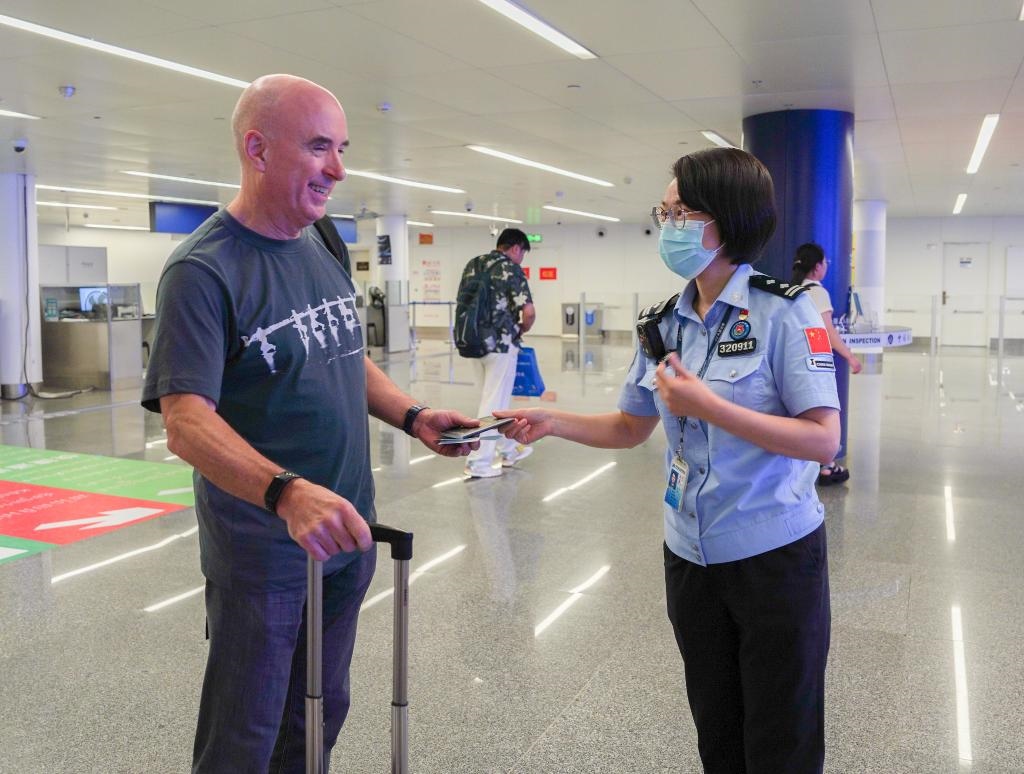  7月2日，南寧邊檢站移民管理警察引導(dǎo)外籍旅客有序通關(guān)。（南寧邊檢站供圖）