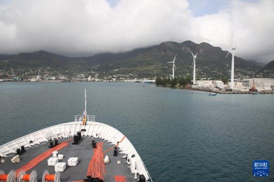7月5日，中國海軍“和平方舟”號醫(yī)院船抵達(dá)塞舌爾維多利亞新港碼頭。新華社發(fā)（劉志磊 攝）