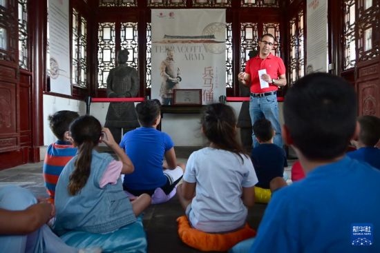 7月4日，在馬耳他桑塔露琪亞市的中國古典園林“靜園”，人們聆聽關于兵馬俑的講解。新華社發(fā)（喬納森·博格 攝）