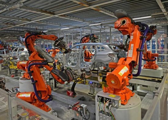在華晨寶馬沈陽鐵西工廠車身車間，機(jī)器臂在焊接車身（2022年2月16日攝）。新華社記者 楊青 攝