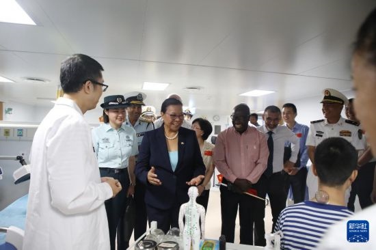 7月5日，塞舌爾衛(wèi)生部長維多在中國海軍“和平方舟”號醫(yī)院船上參觀中醫(yī)診室。新華社發(fā)（劉志磊 攝）