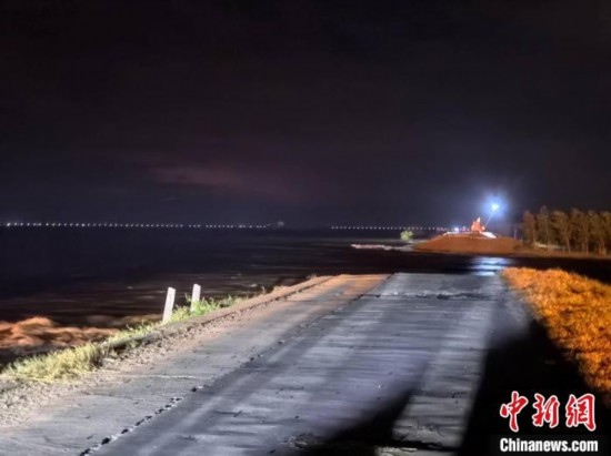  7月6日凌晨，湖南岳陽華容縣團(tuán)洲垸洞庭湖一線堤防決口現(xiàn)場。中新社記者 白祖偕 攝