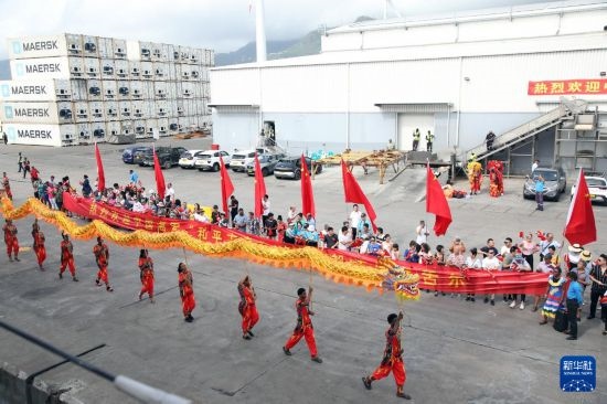 這是7月5日在塞舌爾維多利亞新港碼頭拍攝的歡迎儀式。新華社發(fā)（劉志磊 攝）