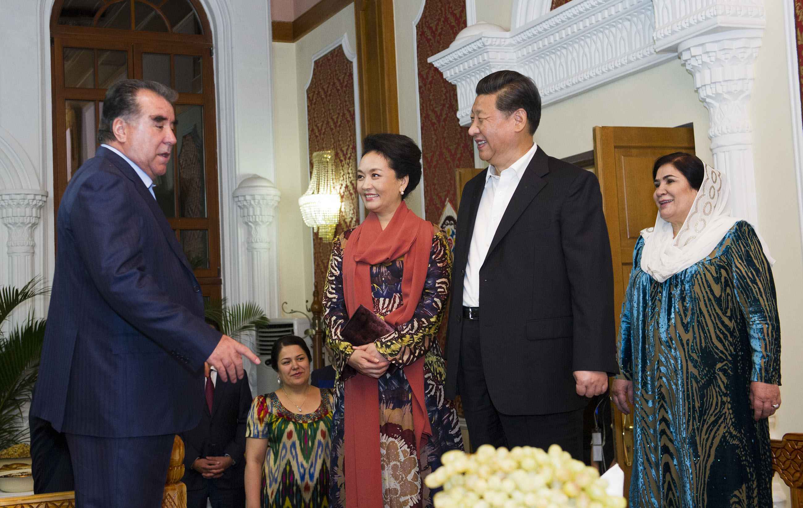 2014年9月12日，習近平主席在杜尚別出席塔吉克斯坦總統(tǒng)拉赫蒙舉行的家宴。這是習近平主席和夫人彭麗媛在拉赫蒙夫婦陪同下參觀總統(tǒng)官邸。