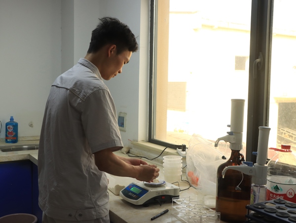 武漢直屬庫租倉點(diǎn)質(zhì)檢員正在對小麥進(jìn)行質(zhì)量檢測。受訪者供圖
