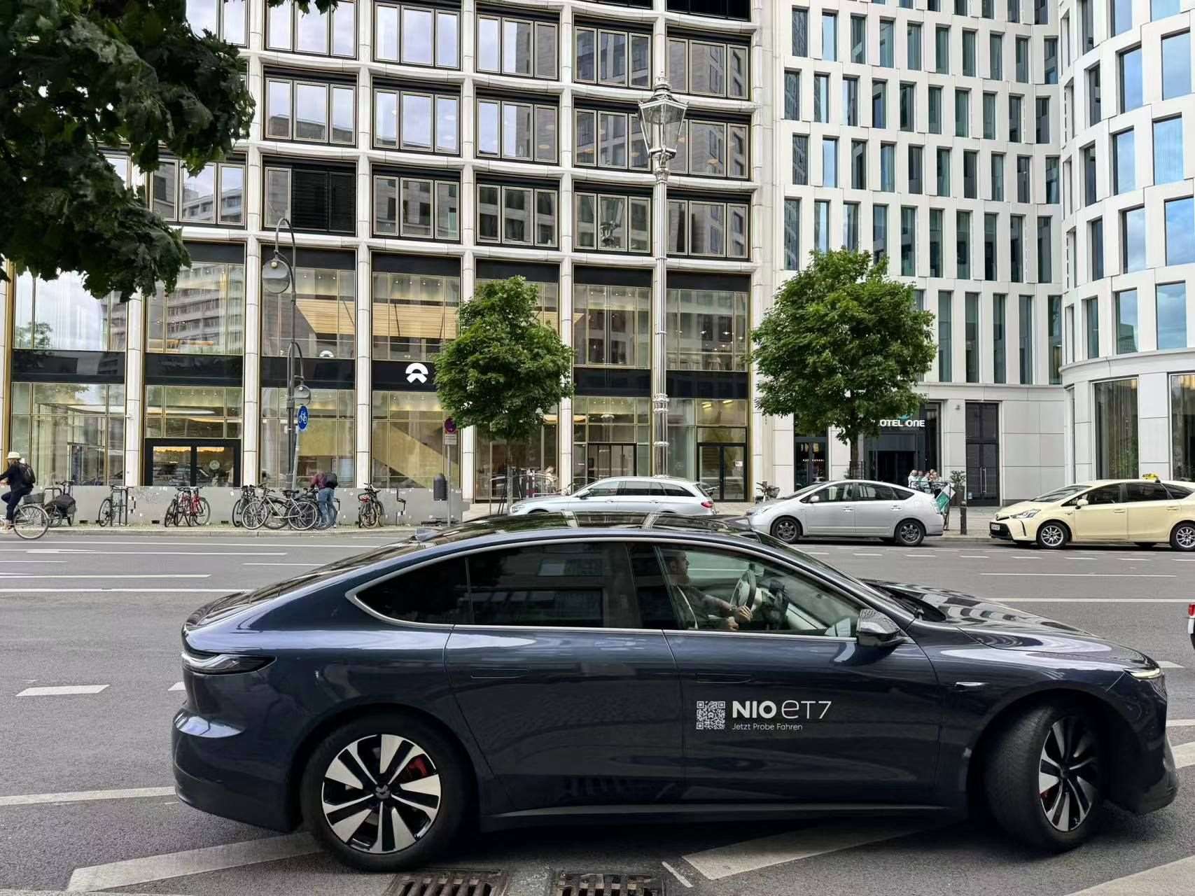 消費者在蔚來柏林智能駕駛中心前試駕電動汽車。 人民網(wǎng)記者 李強攝