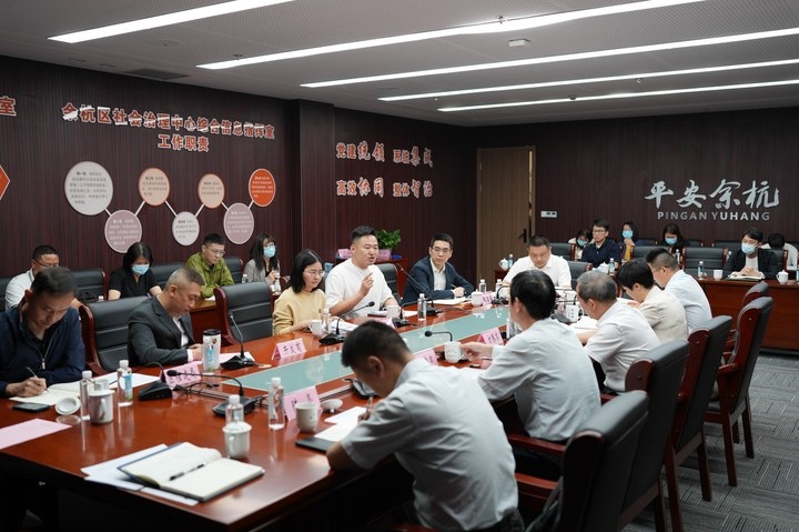 由浙江省信訪局和相關(guān)部門負責人組成的下訪團在杭州市余杭區(qū)社會治理中心接待來訪群眾。新華社記者 翁忻旸 攝