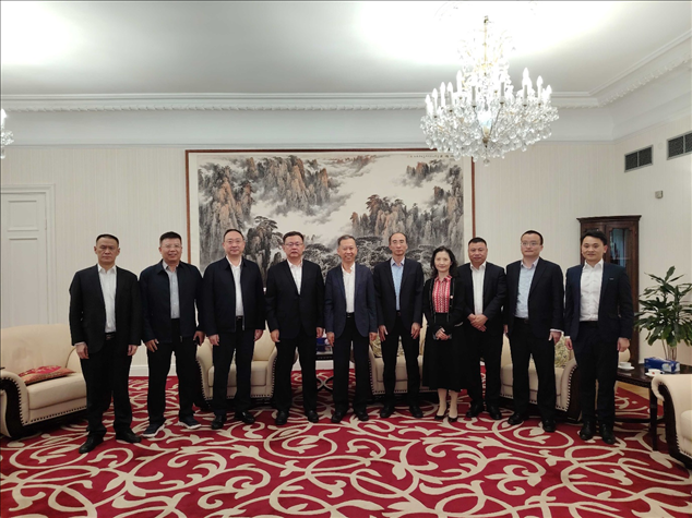中國駐瑞典大使崔愛民（左五）會見中國中鐵股份有限公司總裁陳文健一行并合影。中國駐瑞典大使館供圖