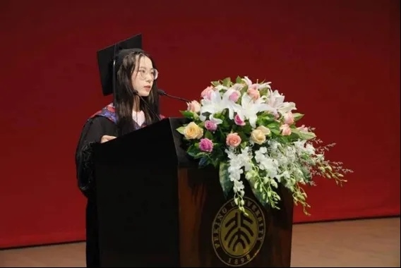 鐘芳蓉在北京大學(xué)考古文博學(xué)院畢業(yè)典禮上發(fā)言。校方供圖