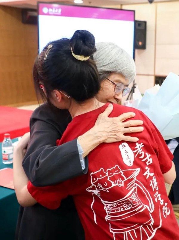 2023年，在校友向母校捐贈(zèng)儀式上，鐘芳蓉與樊錦詩(shī)擁抱。校方供圖