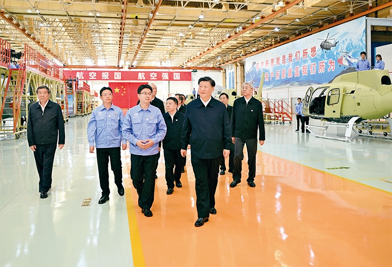 2023年10月10日至13日，中共中央總書記、國家主席、中央軍委主席習(xí)近平在江西考察。這是11日上午，習(xí)近平在景德鎮(zhèn)市昌河飛機(jī)工業(yè)（集團(tuán)）有限公司考察。 新華社記者 燕雁/攝