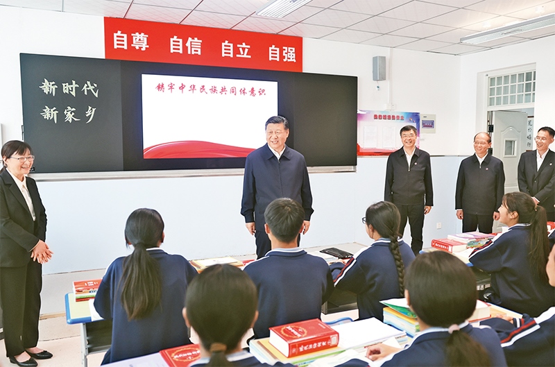 2024年6月18日至19日，中共中央總書記、國家主席、中央軍委主席習(xí)近平在青?？疾?。這是18日下午，習(xí)近平在果洛西寧民族中學(xué)高一（1）班觀摩“新時(shí)代、新家鄉(xiāng)”主題思政課。 新華社記者 鞠鵬/攝