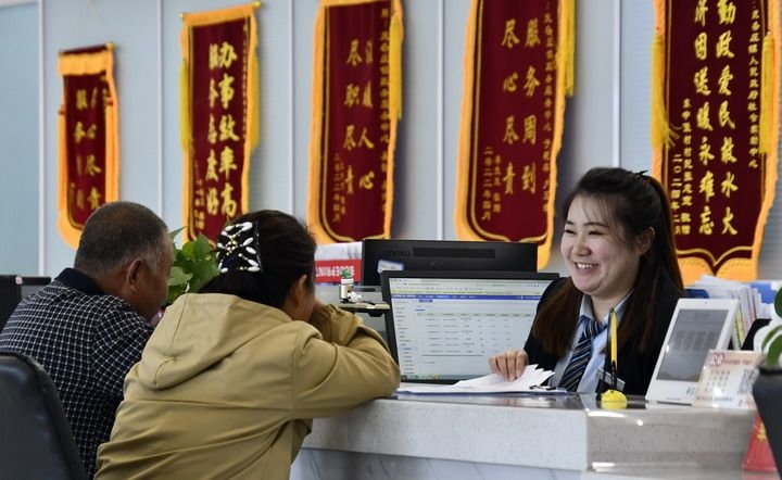 2024年3月25日，北京市大興區(qū)龐各莊鎮(zhèn)政務(wù)服務(wù)中心的工作人員耐心為群眾解答問題。大興區(qū)龐各莊鎮(zhèn)政務(wù)服務(wù)中心用“最多跑一次”的工作理念為企業(yè)和群眾提供了便利化、精準(zhǔn)化、個(gè)性化的衍生服務(wù)。新華社記者 李欣 攝