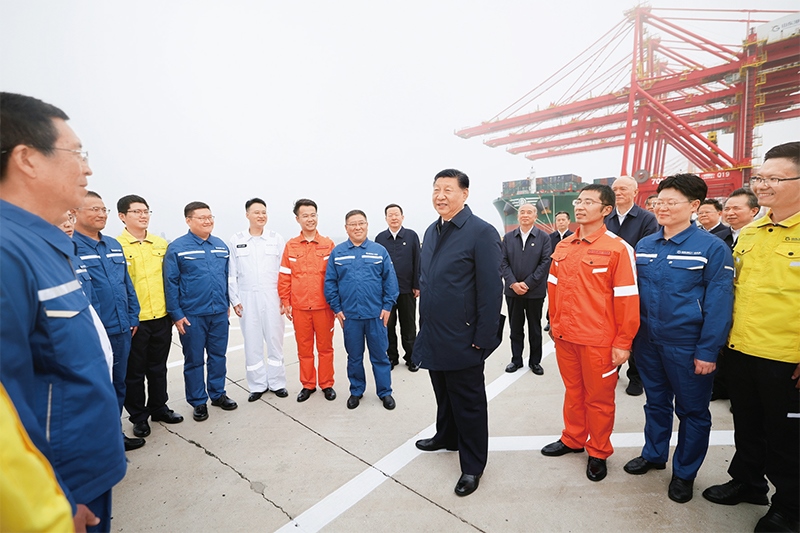 2024年5月22日至24日，中共中央總書記、國家主席、中央軍委主席習(xí)近平在山東考察。這是22日下午，習(xí)近平在日照港親切慰問港口科技工作者、運(yùn)營人員、航運(yùn)人員。 新華社記者 鞠鵬/攝